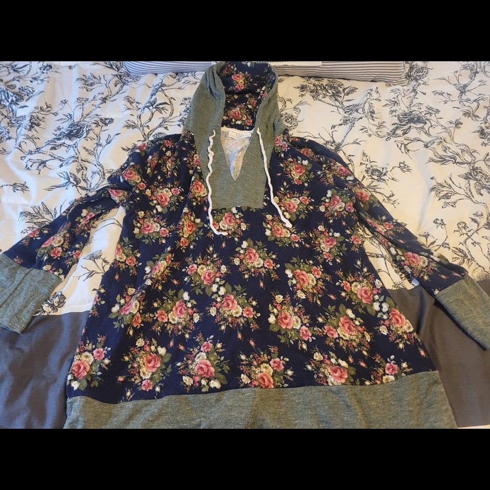 Lex Boutique medium long sleeve floral tunic